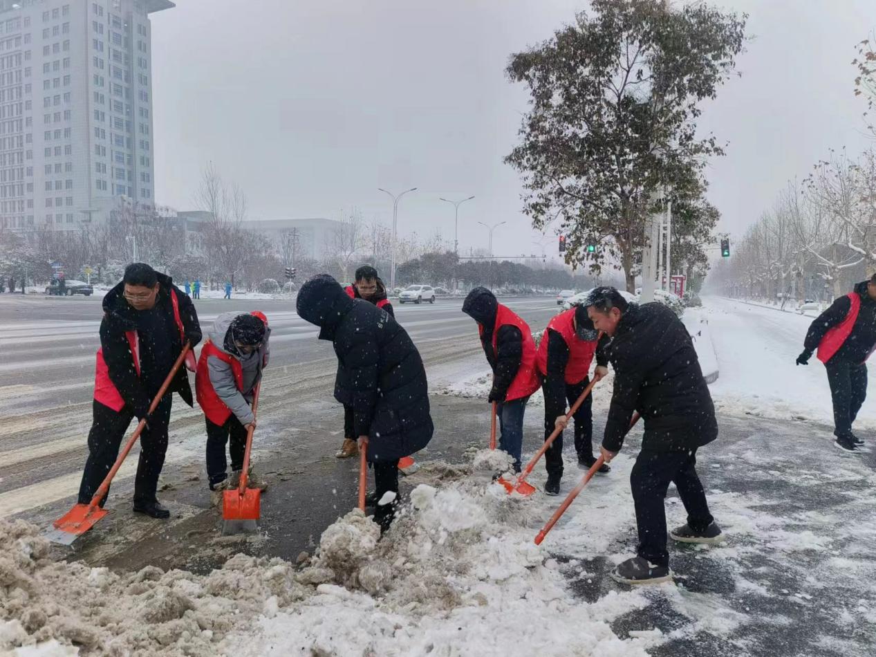 以雪为令 扫雪除冰！123澳门奖现场直揰党员志愿者在行动